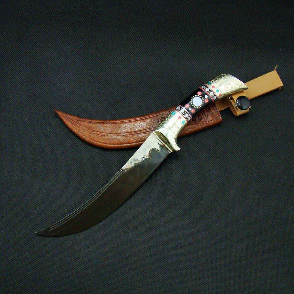 其祖辈都是以制作小刀为生,父亲塔什·塔里甫是沙雅县有名的"刀王"