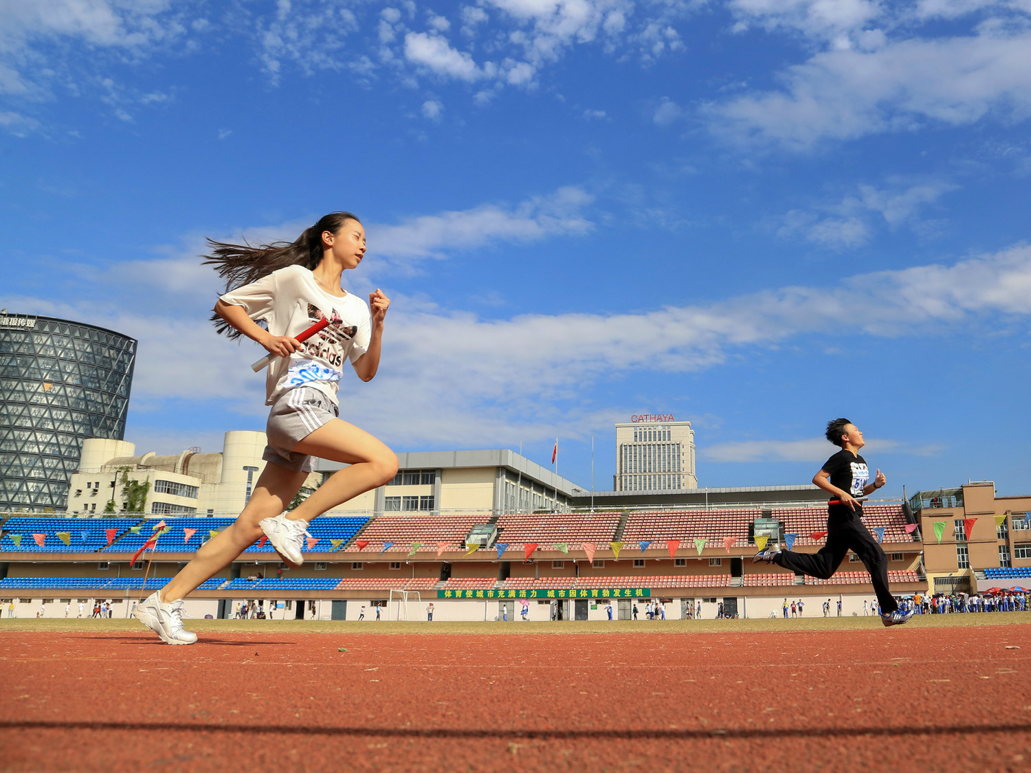 《大学舍友》翟建强摄《跳高》程周平摄《奇奇里》徐毓辰摄《旅行》